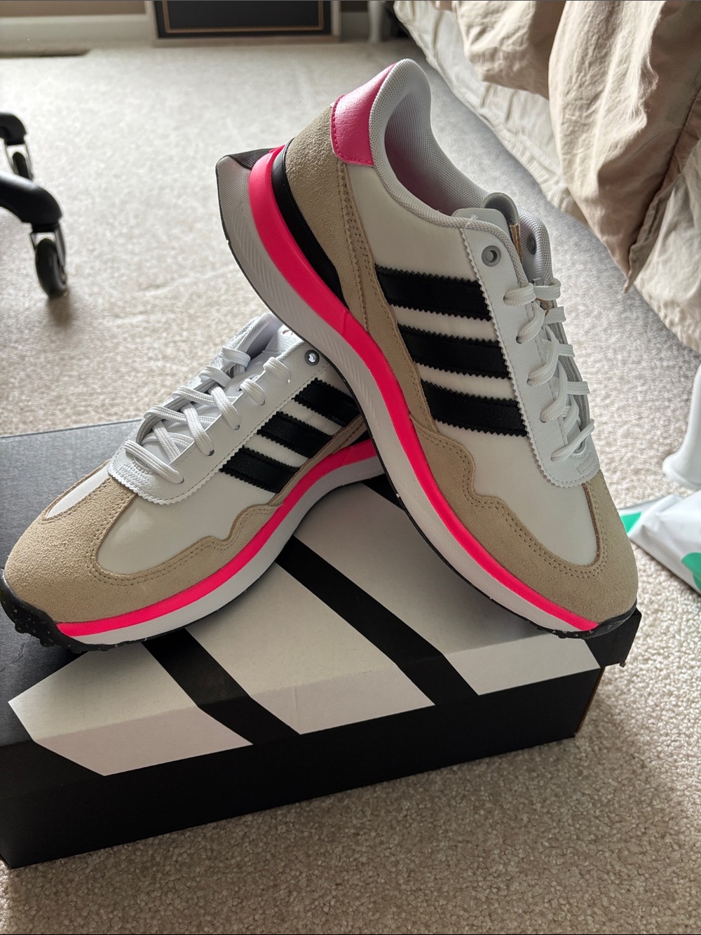 adidas Women’s golf shoes White, Beige & Pink Retro Runner spikeless - Picture 2 of 6